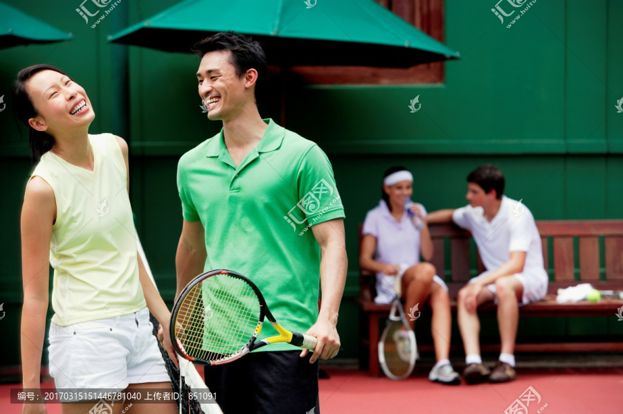情侣们一起在网球场上