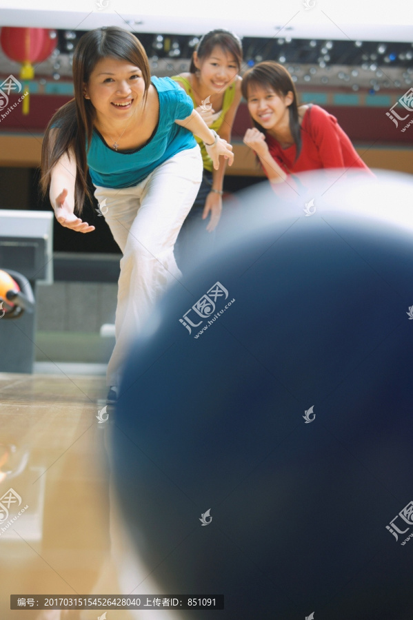 女子玩保龄球