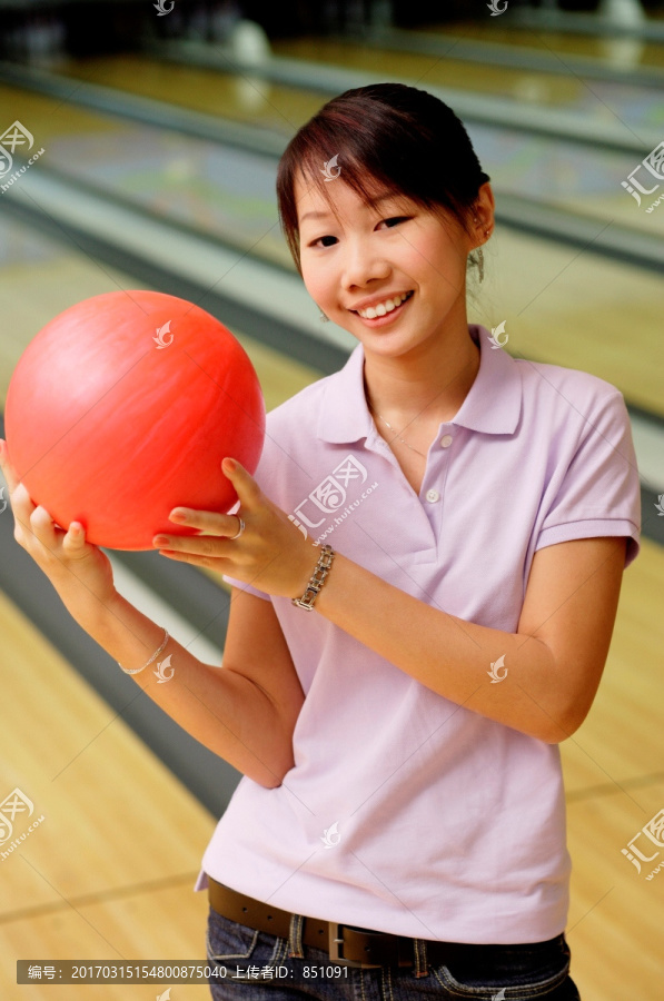 女子玩保龄球