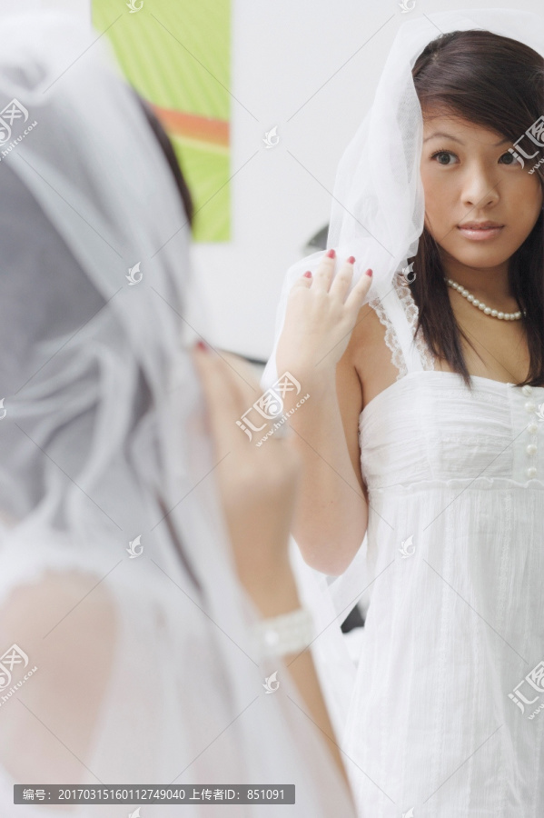 穿着白色连衣裙年轻女子