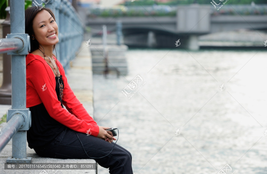 女人坐在河边
