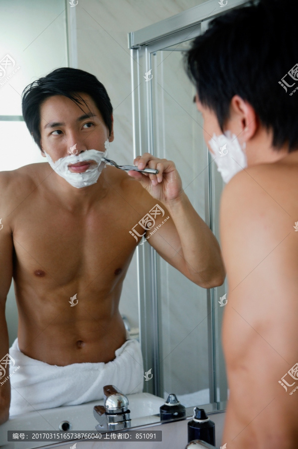 男人在浴室剃须