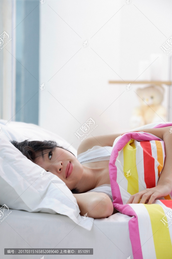 年轻女子躺在床上