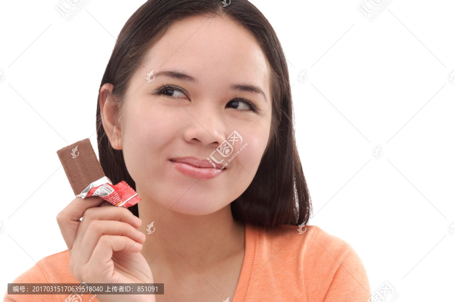 年轻女子带着一块巧克力