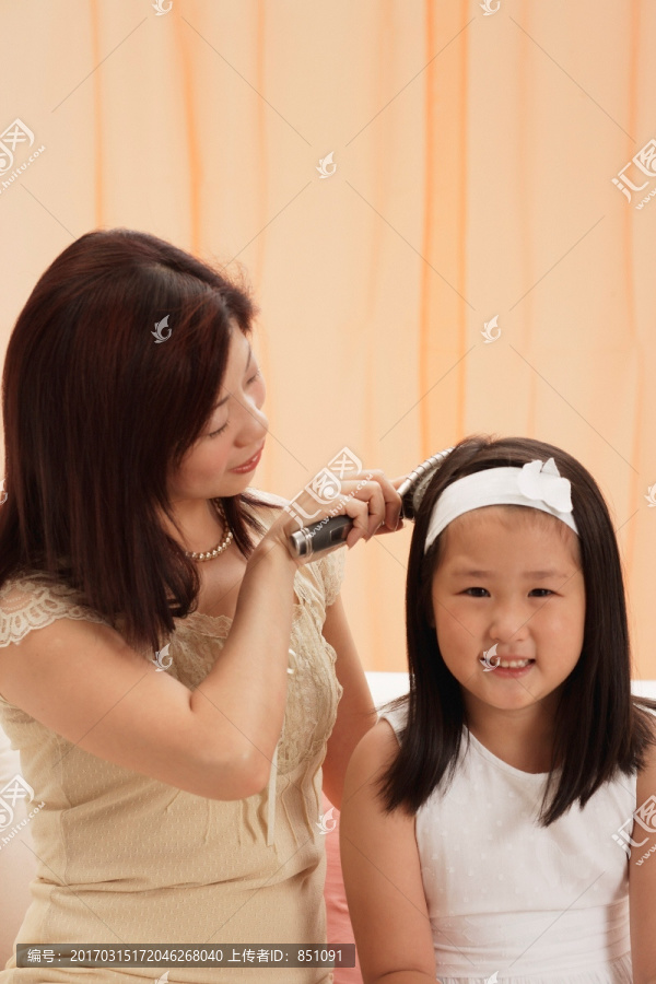 母亲梳女儿的头发