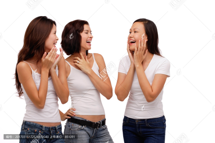 三个年轻女人站在一起笑