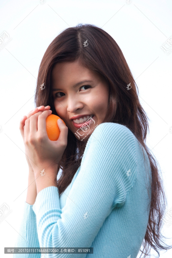 女子抱着橙子