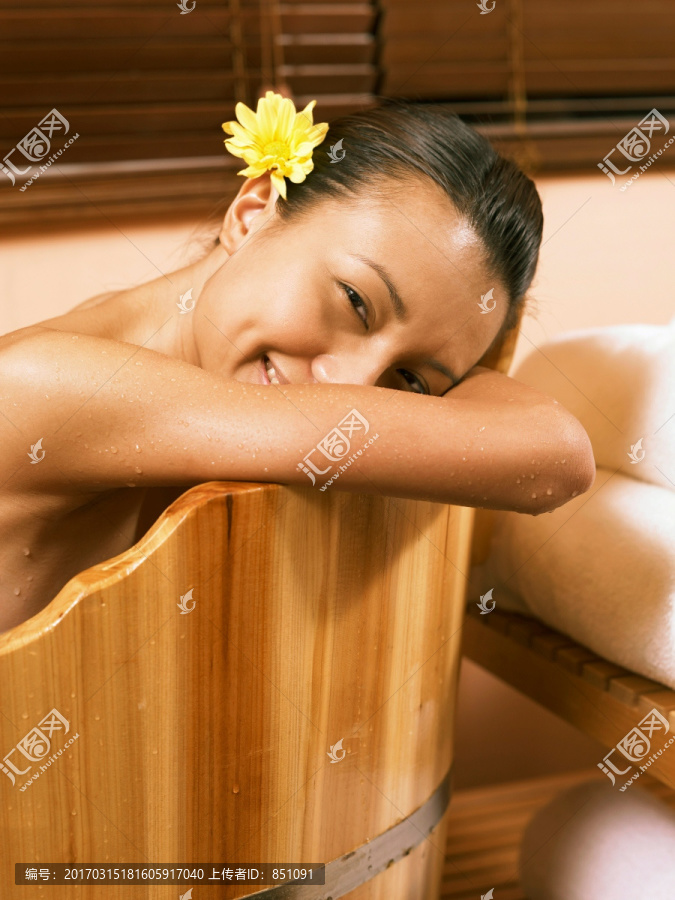 女人在浴缸里放松