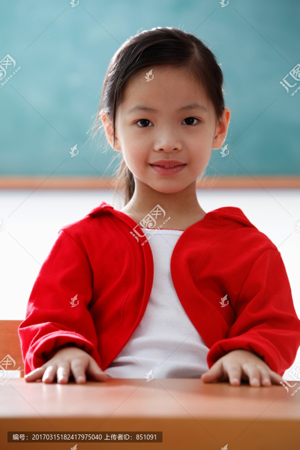 教室里坐着的年轻女孩的肖像