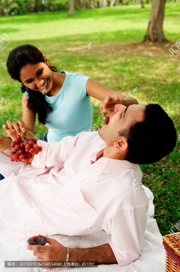 在喂丈夫吃葡萄的女人