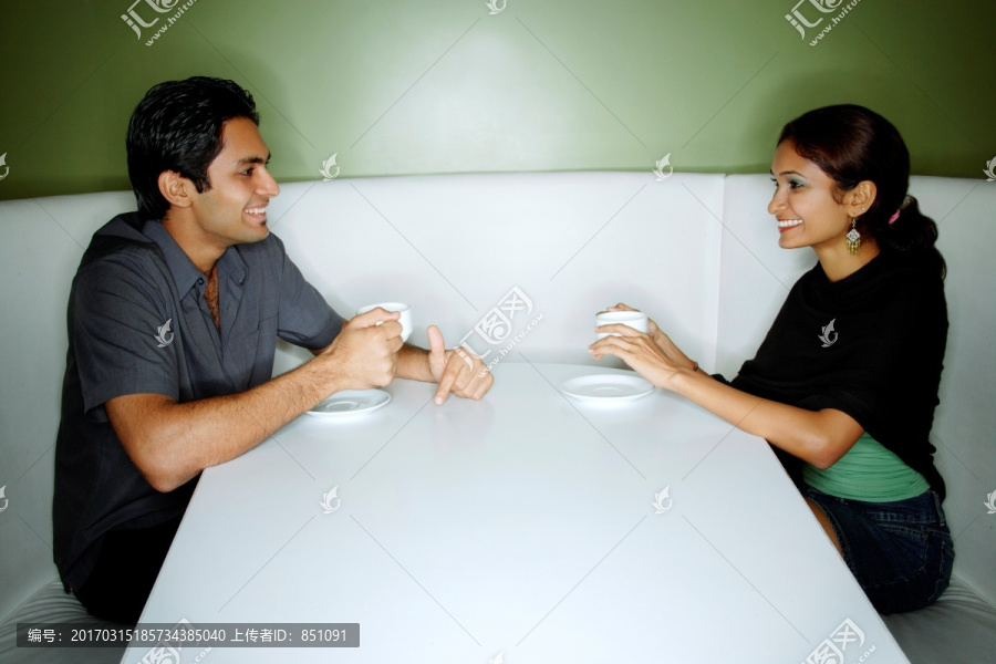 在咖啡馆里喝咖啡的夫妇