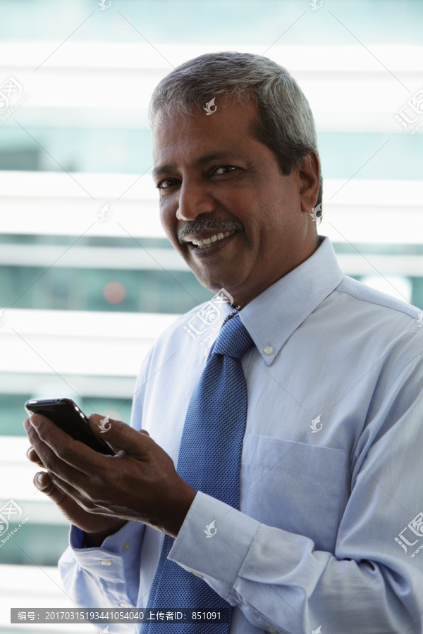 头拍成熟印度男子手持手机
