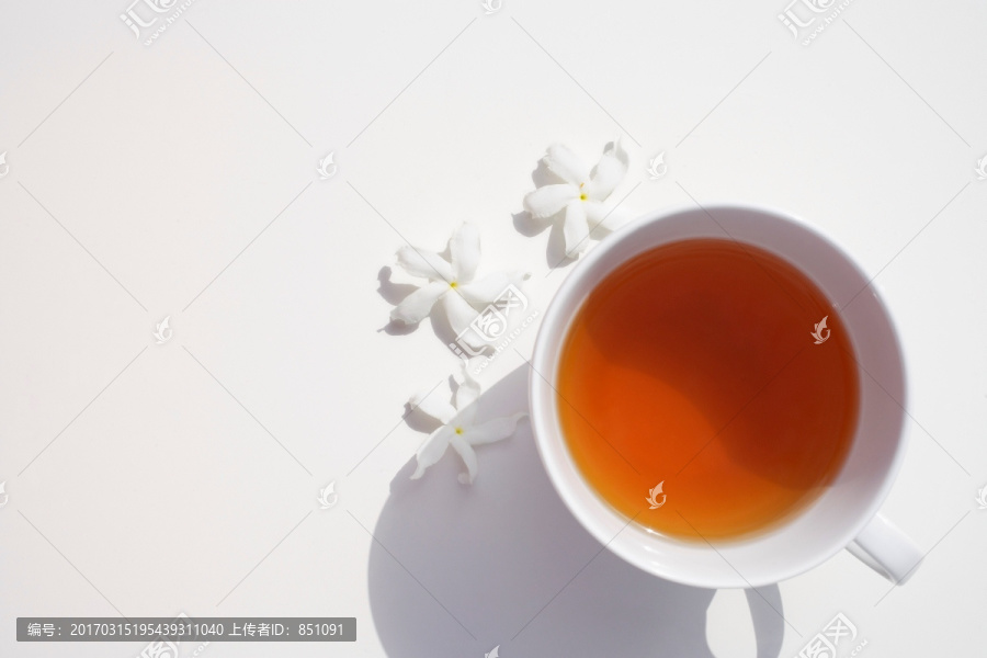 一杯茶和三朵白花