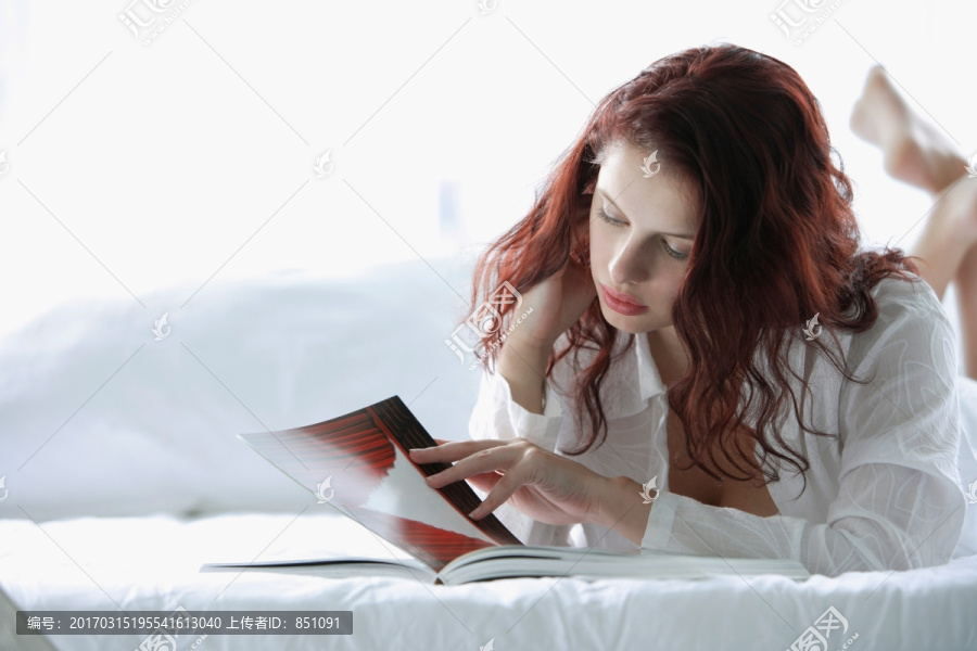 在床上看书的女人