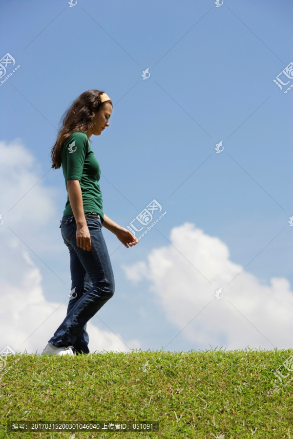 少女在草地上行走