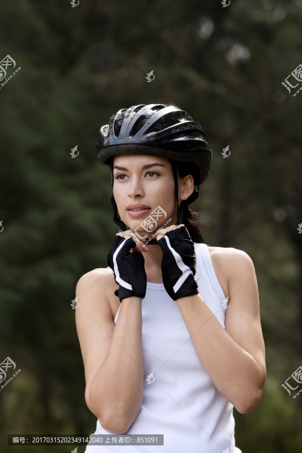 戴自行车头盔的年轻女子