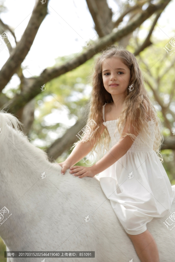 年轻的女孩骑无鞍的小马