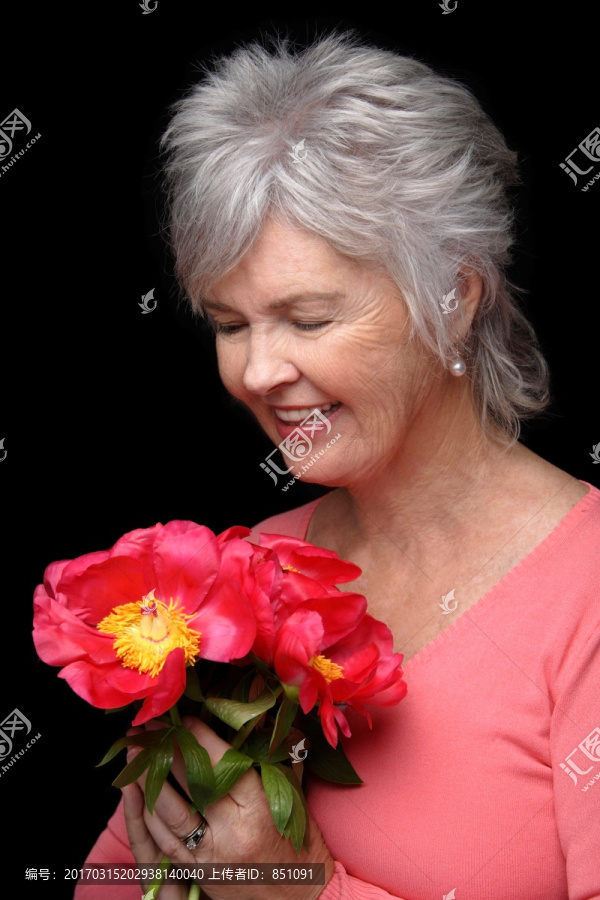 看着一束花的老奶奶