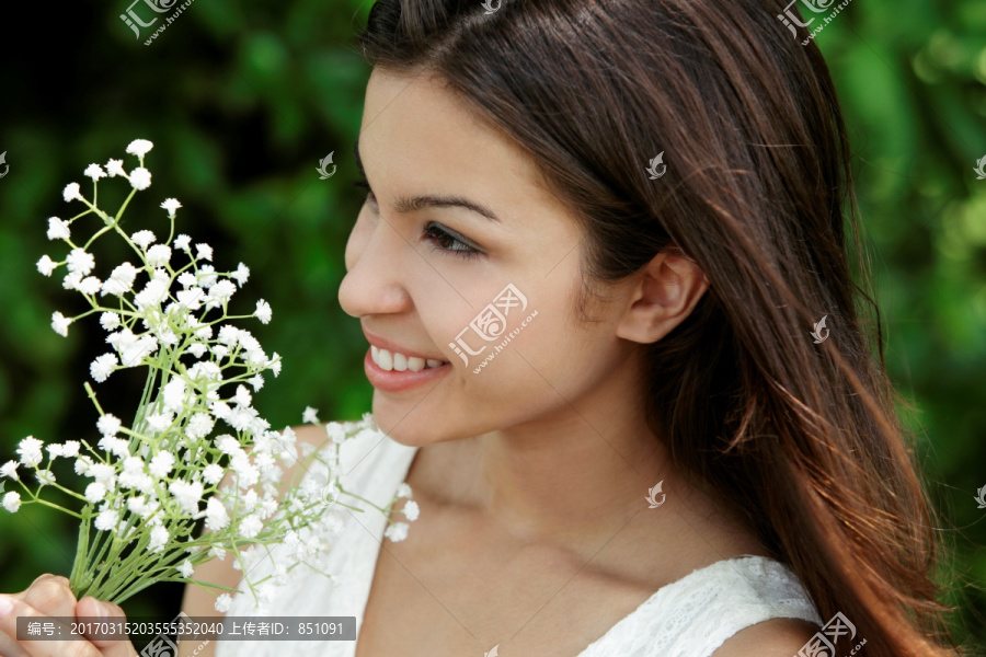 年轻女子看着花儿