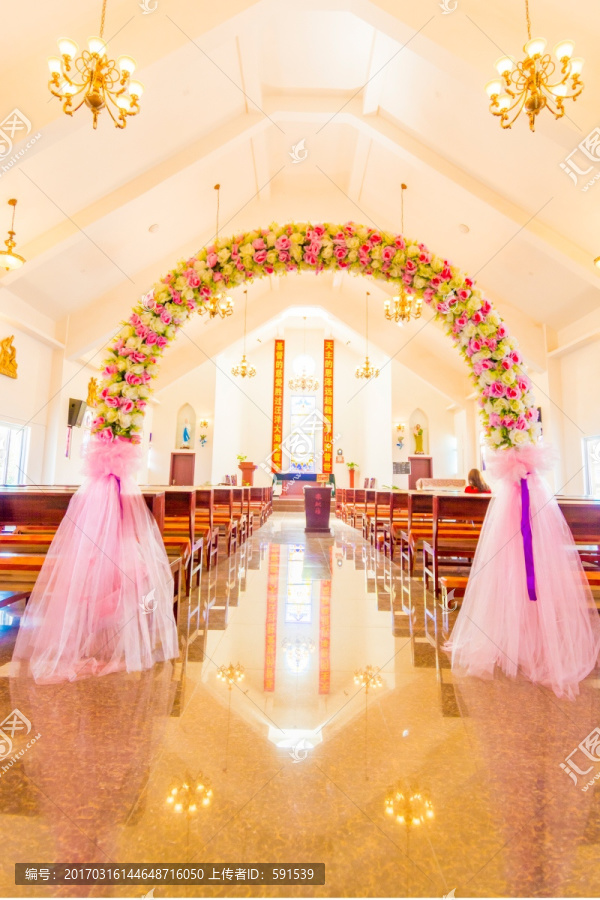 教堂婚礼花环拱门