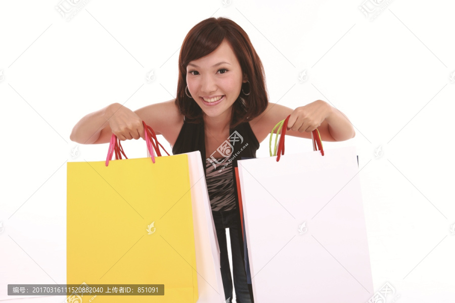 微笑着拎着购物袋的女人
