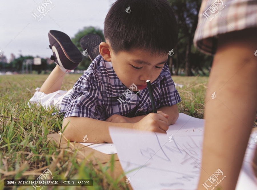 一个男孩在外面画画