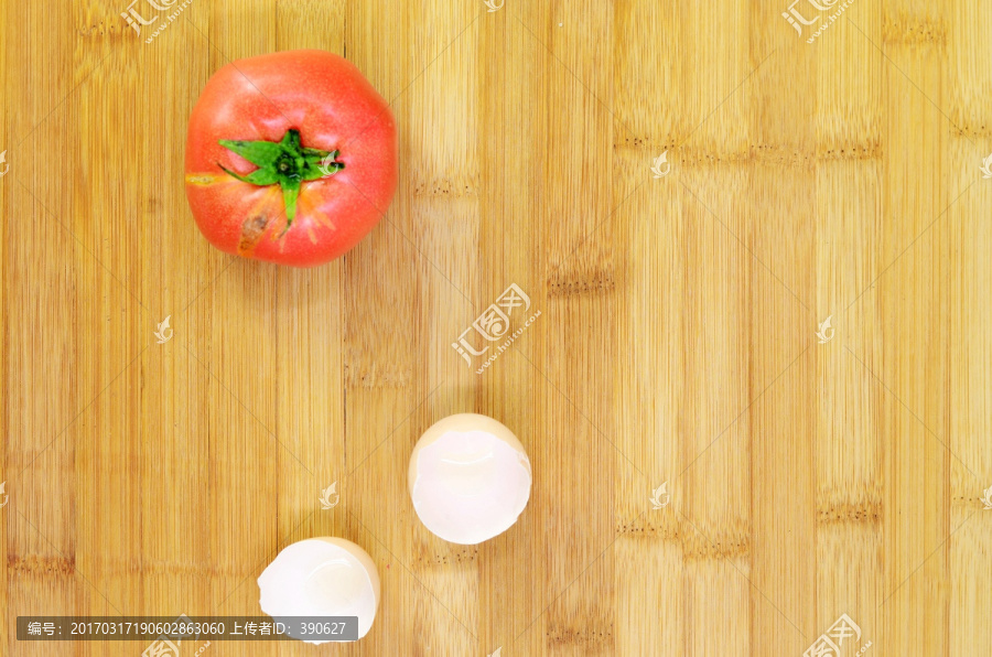 砧板上的番茄和鸡蛋壳