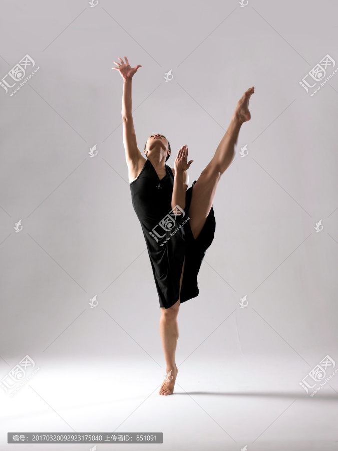 单脚站立跳芭蕾的女人