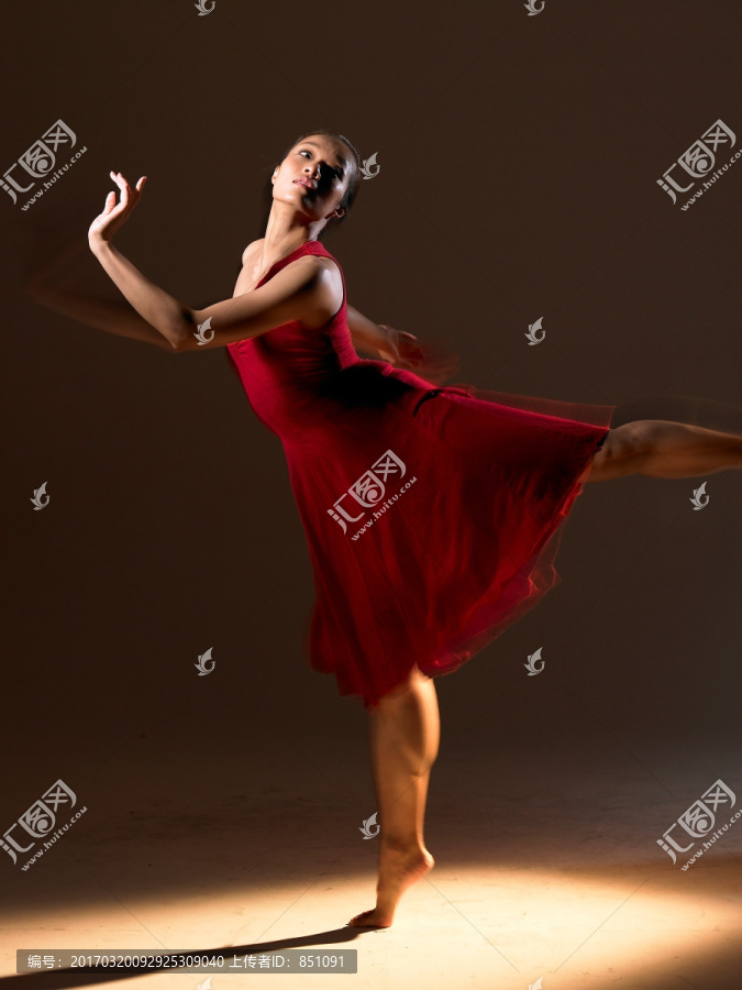 单脚站立跳芭蕾的女人