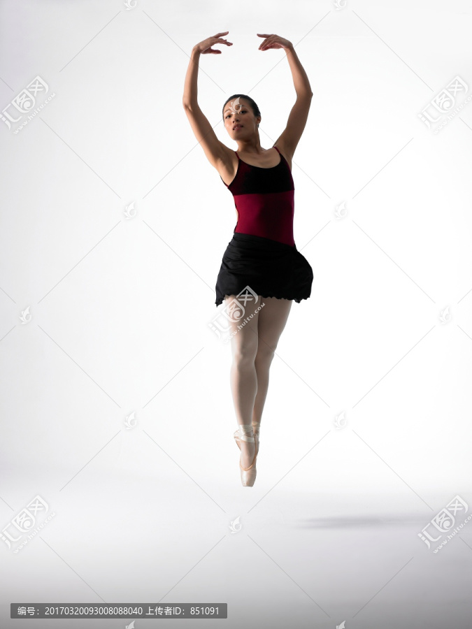 高举手臂跳芭蕾舞的女人