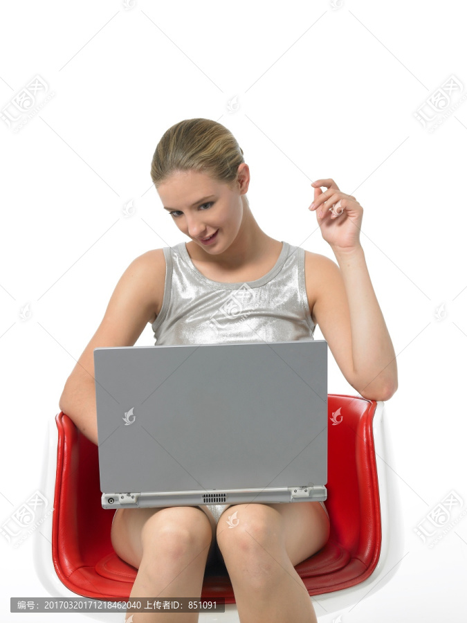 在使用笔记本电脑的女人