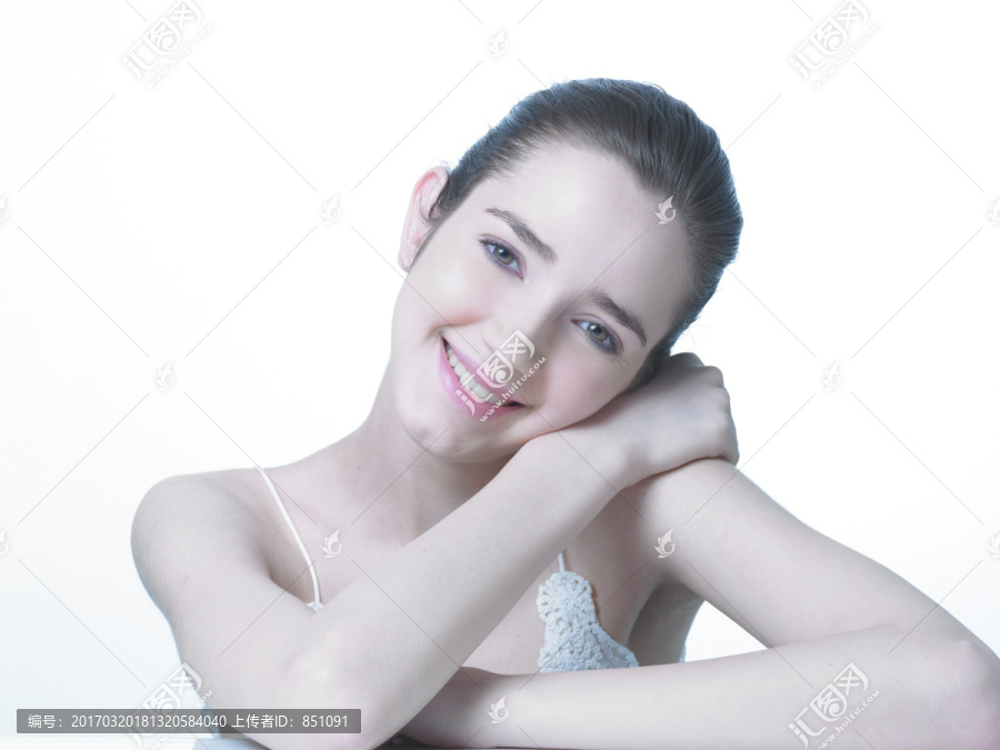 微笑的年轻女人