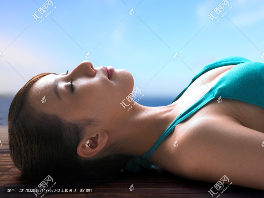 躺在海边木板上的女人