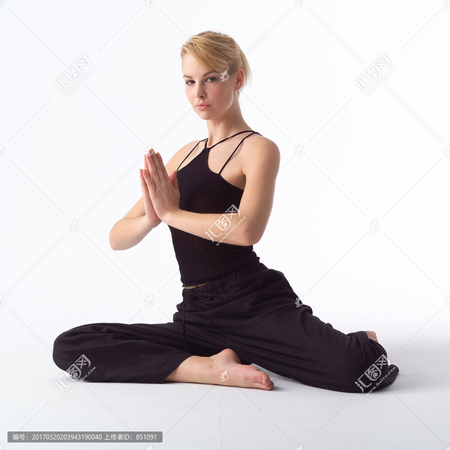 在做瑜伽的年轻女人