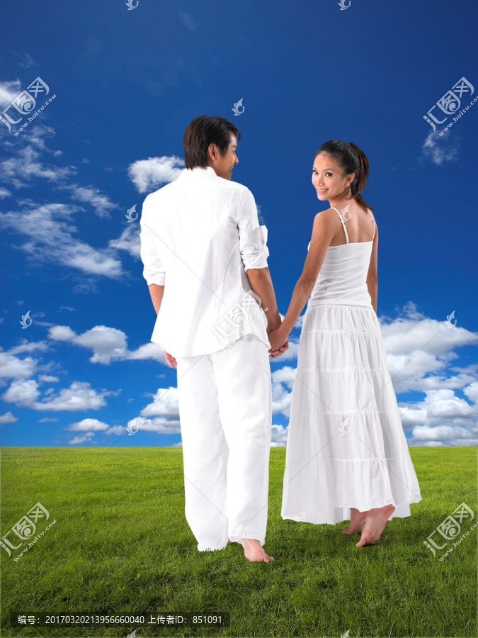 走在草坪上的一对夫妇