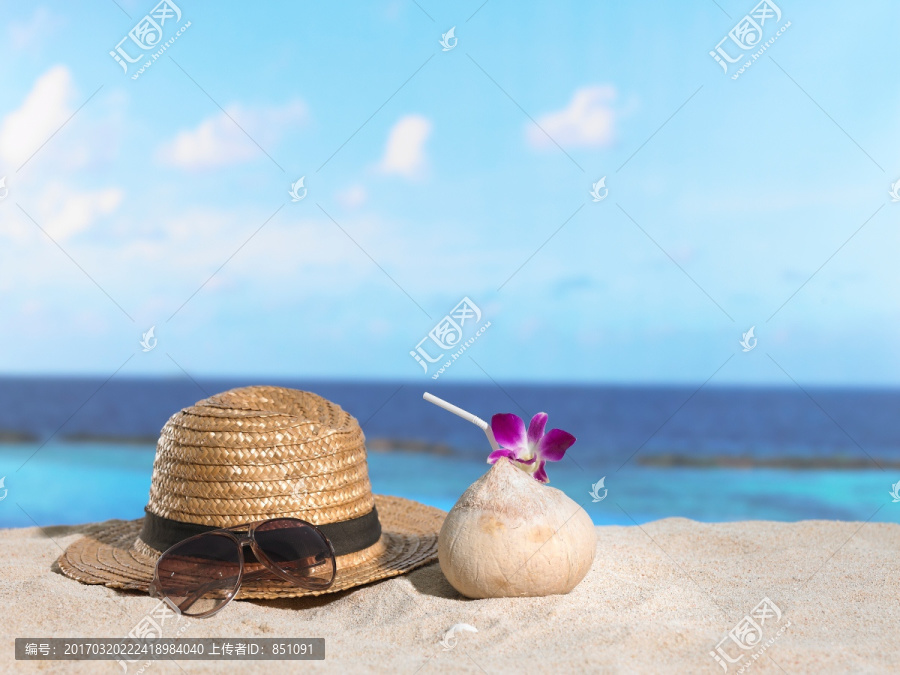 沙滩上的椰子和遮阳帽