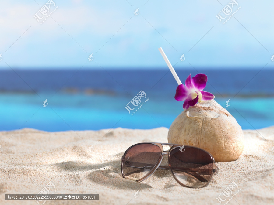 沙滩上的墨镜和椰子