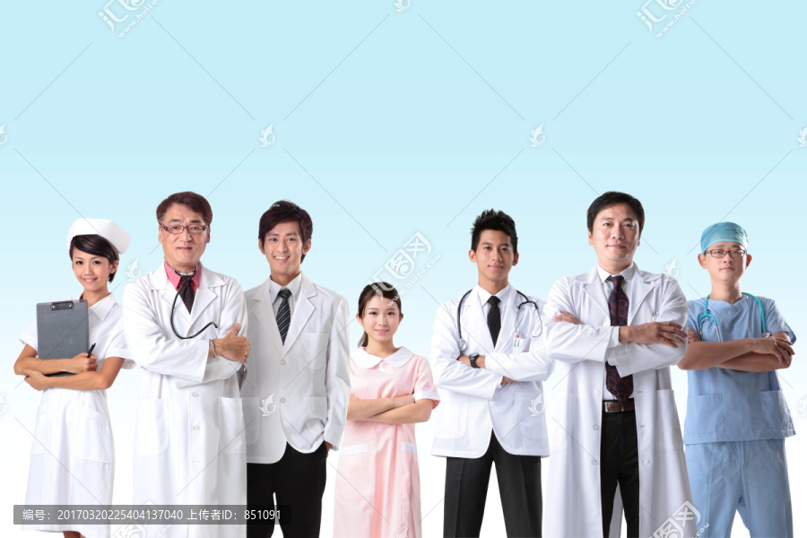 站在一起微笑着的医生和护士