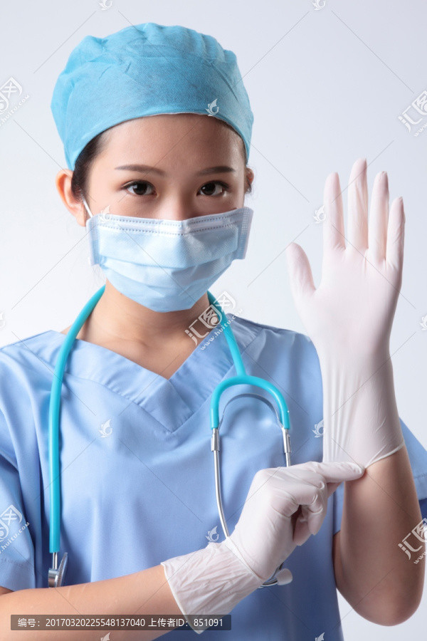 戴着手套的护士