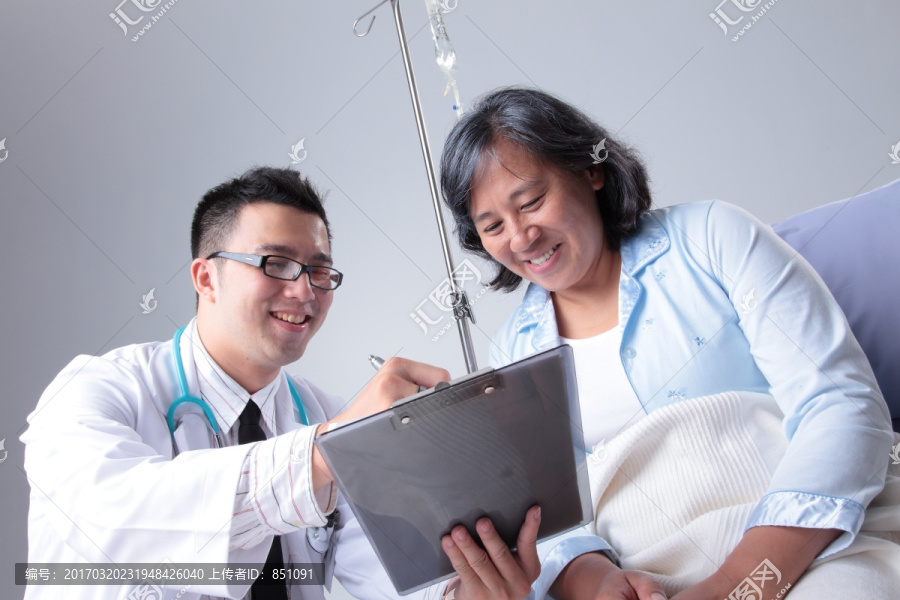 医生微笑着和病人谈论