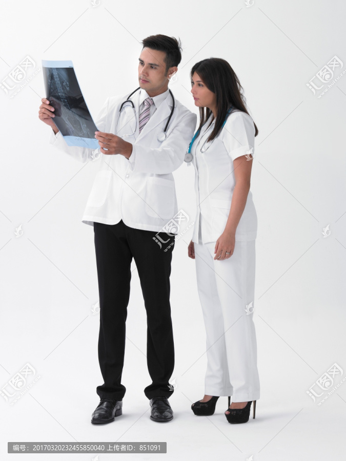 在看X光片的医生们