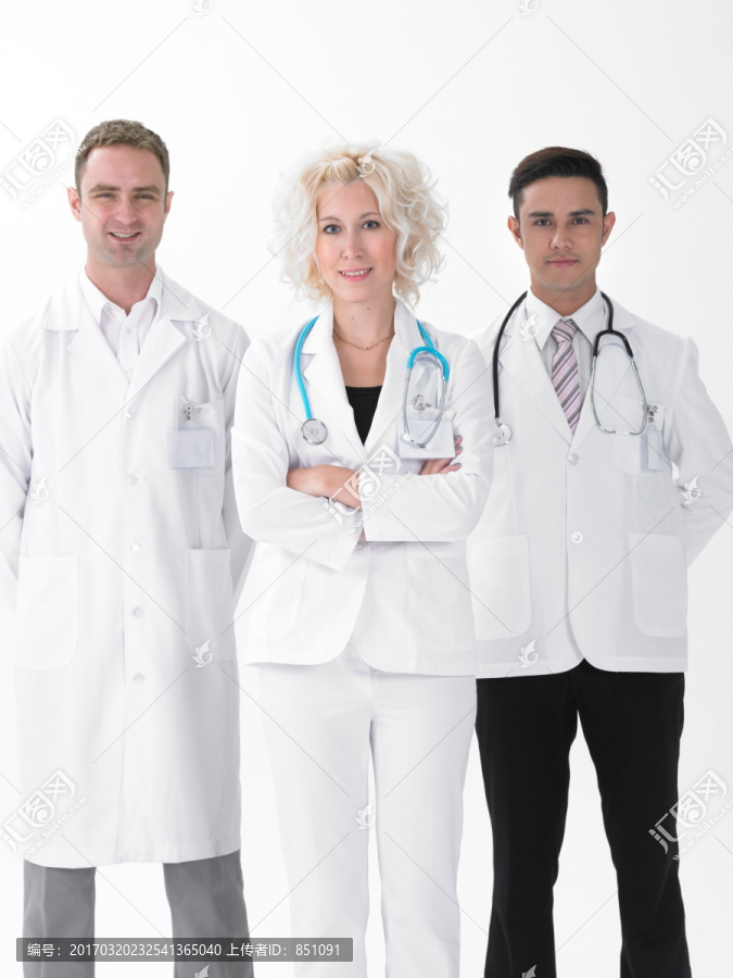 三位医护人员