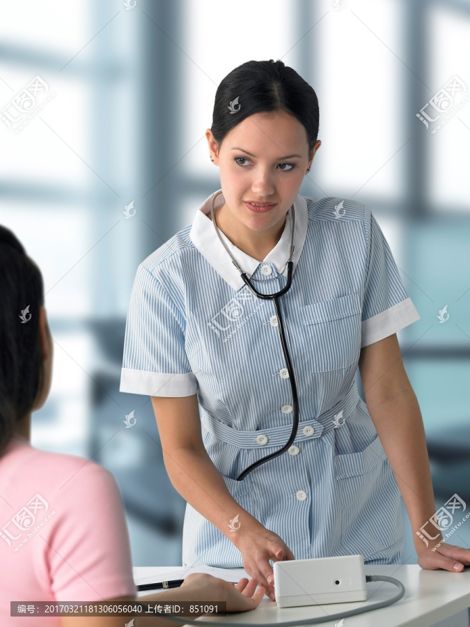 护士为病人做检查