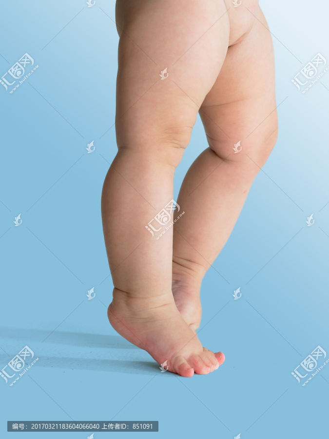 赤脚的婴儿