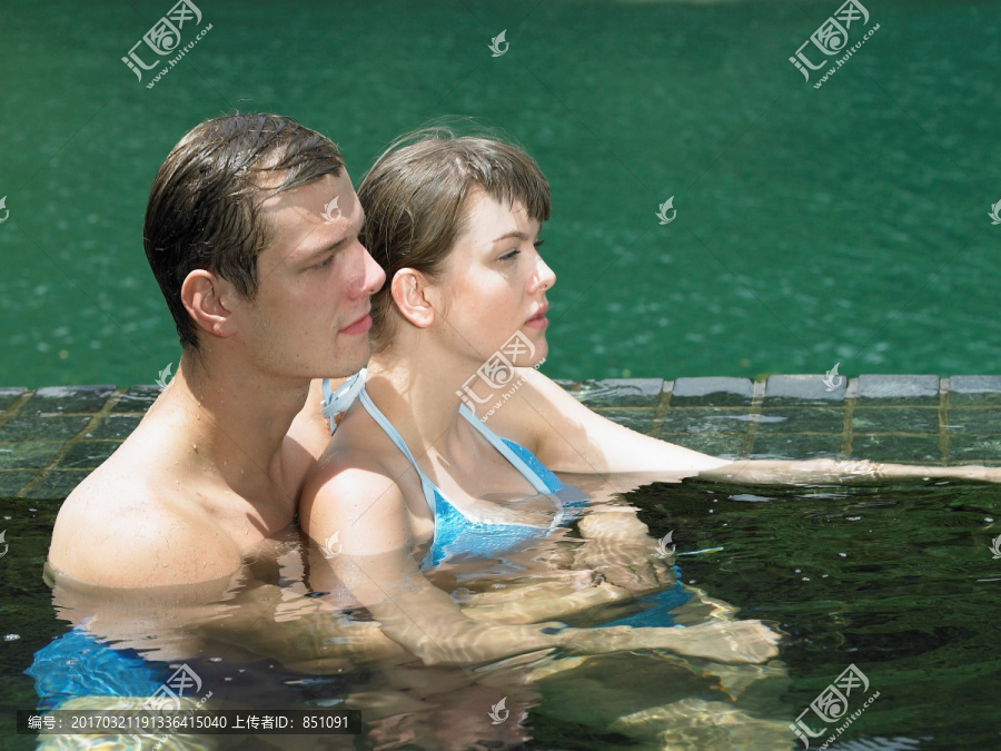 在游泳池里的一对夫妻