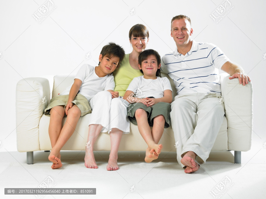 坐在沙发上的家人