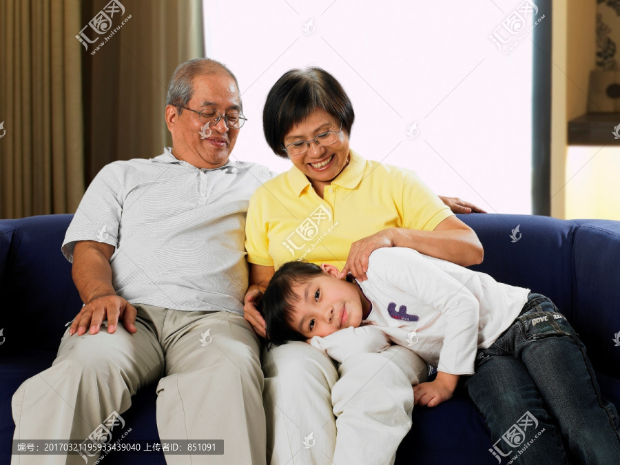 坐在沙发上的爷爷奶奶和孙女