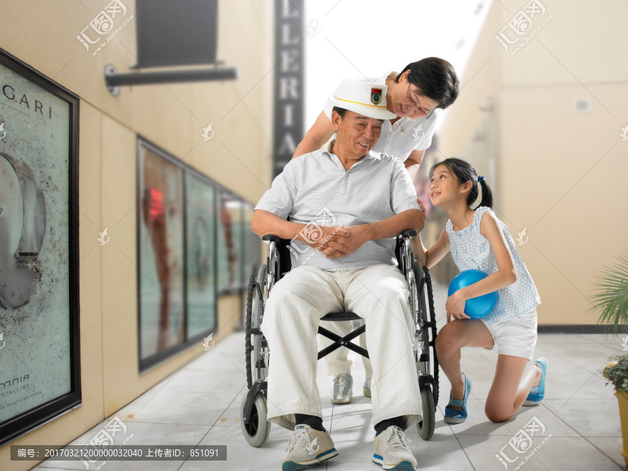 孙女看着坐在轮椅上的爷爷