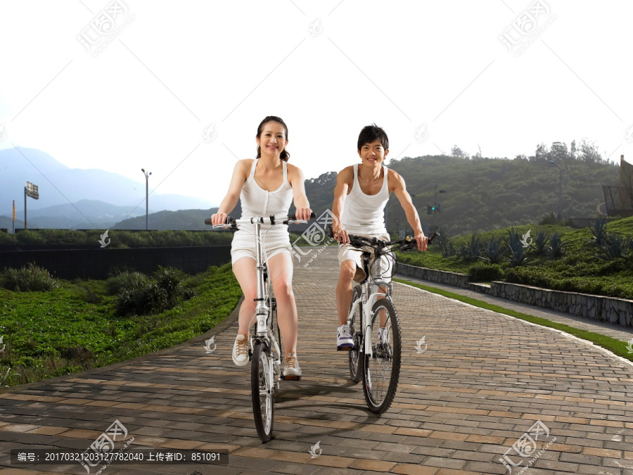 在小路上骑自行车的夫妇
