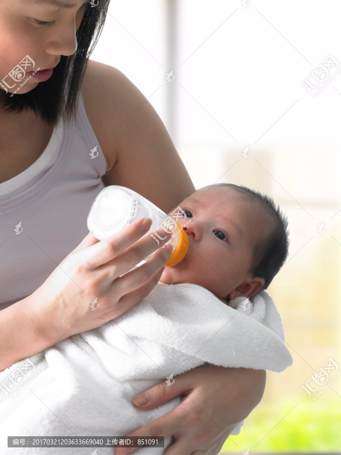 抱着宝宝吸奶的妈妈